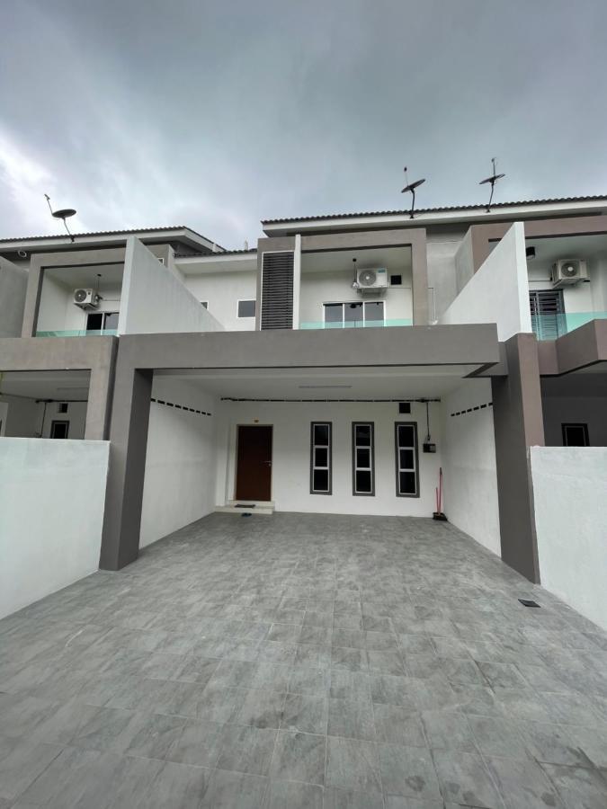 No 61 Nazirin Homestay Tmn Indah Raya 2 Manjung Lumut Exteriör bild