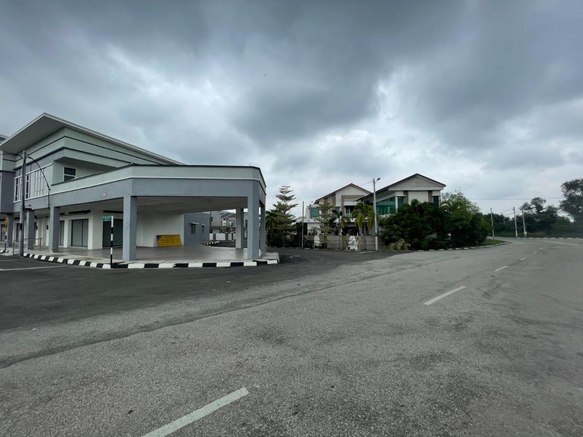 No 61 Nazirin Homestay Tmn Indah Raya 2 Manjung Lumut Exteriör bild