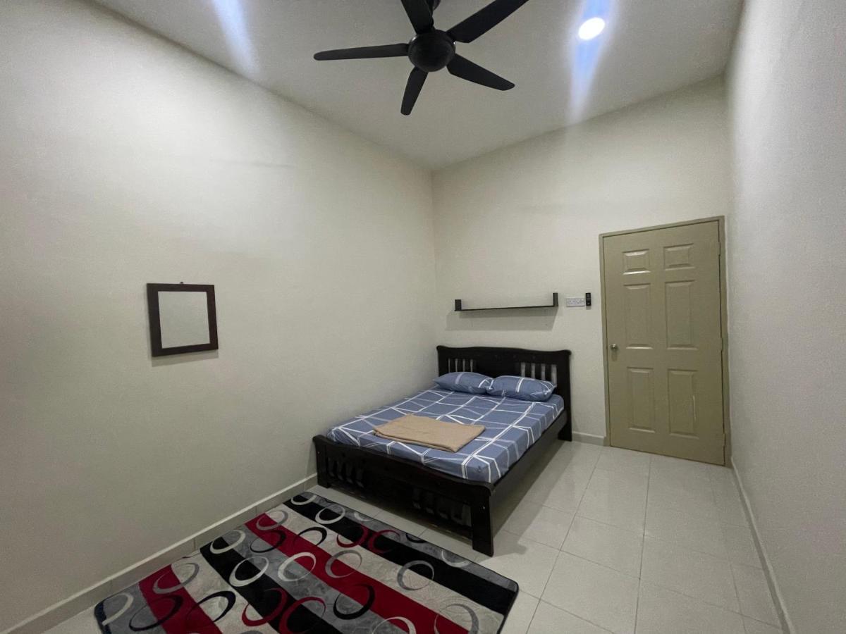 No 61 Nazirin Homestay Tmn Indah Raya 2 Manjung Lumut Exteriör bild