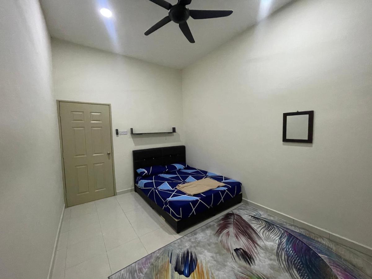 No 61 Nazirin Homestay Tmn Indah Raya 2 Manjung Lumut Exteriör bild